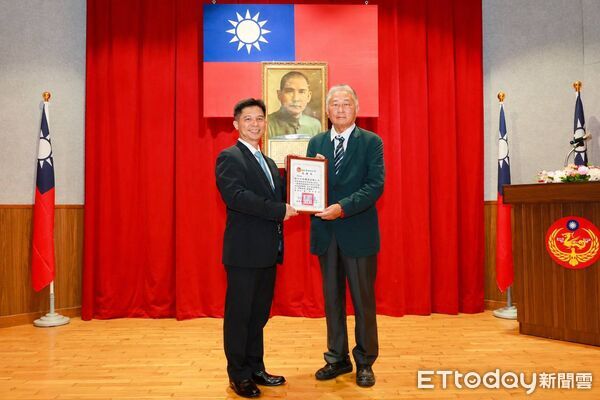 ▲耿利企業捐贈海巡署南部分署150件雙氣囊充氣式救生衣，與會人員合影。（記者林東良翻攝，下同）