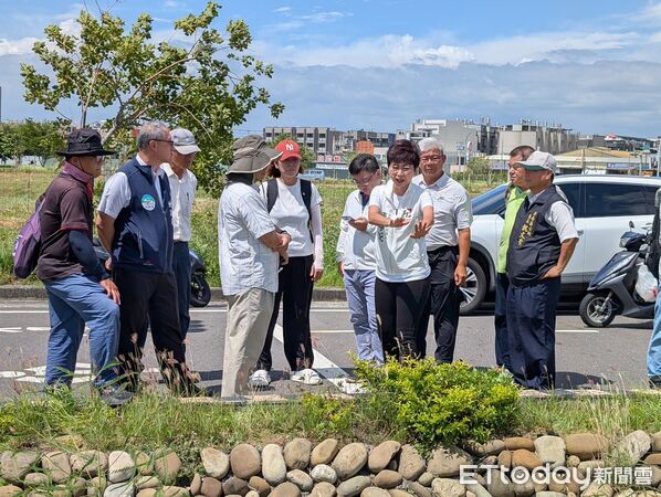 ▲立委陳亭妃接獲地方里長反映後，邀集市府相關單位前往安南區草湖寮重劃區現地會勘。（記者林東良翻攝，下同）