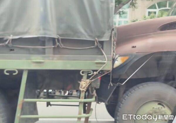 ▲國軍演習首日，因第一部軍卡車急煞，使得後方2部軍車反應不反追撞。（圖／民眾提供）