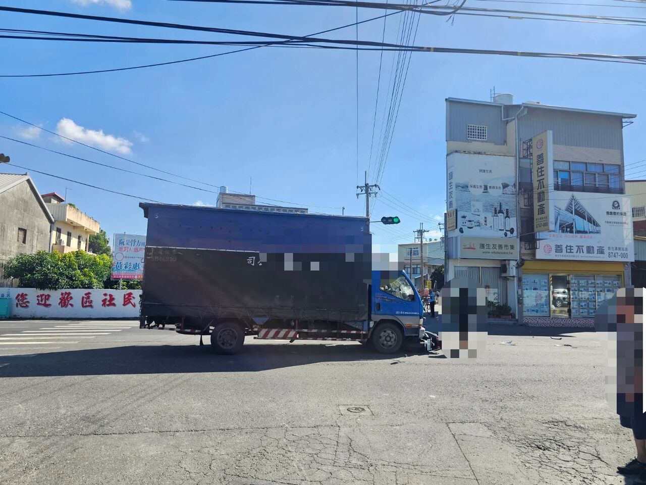 驚險!彰化大貨車闖紅燈直直撞 騎士噴飛重摔送醫 | ETtoday社會新聞 | ETtoday新聞雲