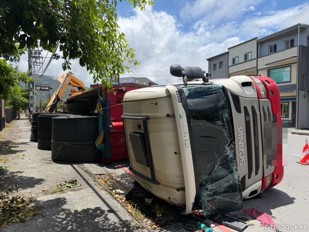南澳台9線聯結車轉彎側翻!驚險畫面曝 駕駛輕傷送醫 | ETtoday社會新聞 | ETtoday新聞雲