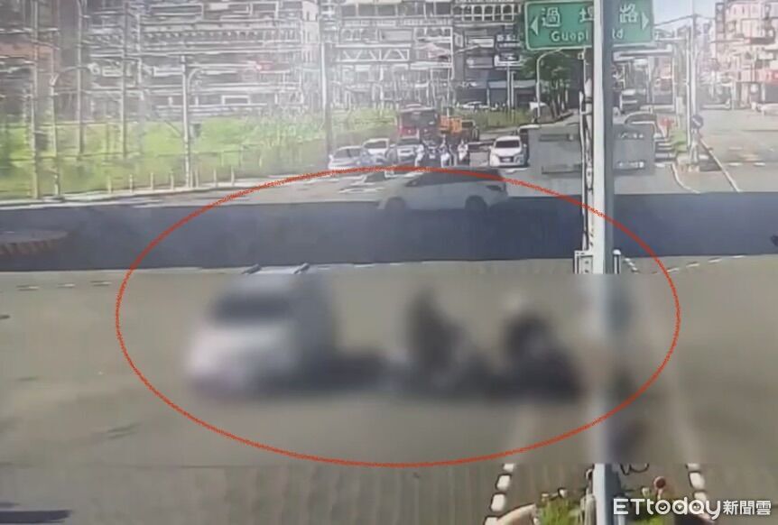 鳳山女駕駛違規左轉 害2直行機車連環撞!騎士噴飛滑行 | ETtoday社會新聞 | ETtoday新聞雲