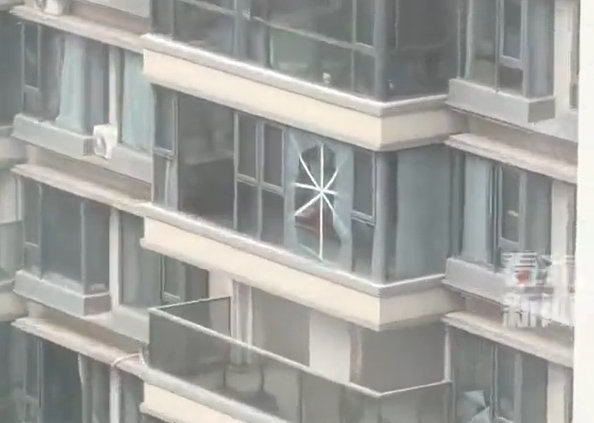 ▲▼窗戶全碎的住戶。（圖／翻攝自微博）