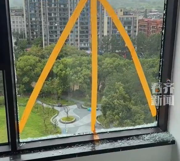 ▲▼窗戶全碎的住戶。（圖／翻攝自微博）
