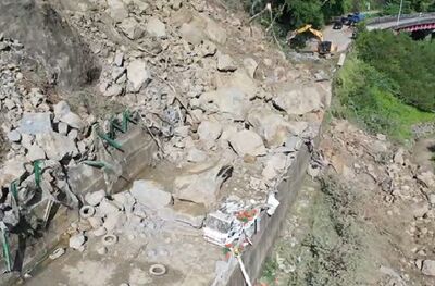 苗62線上千噸巨石崩落!貨車遭擠壓險翻落河床 驚險畫面曝