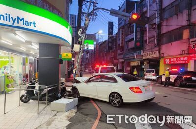 台中賓士男飛車自撞!號誌桿、控制箱「歪腰」 引擎蓋開口笑
