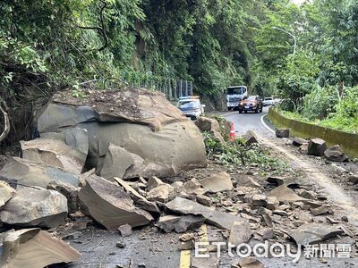山區豪雨！鹿谷往溪頭驚見「比車還大」落石　只剩單線通車