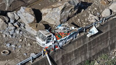 「踹開變形車門手機照路」巨石砸車司機險死 驚險逃生過程曝