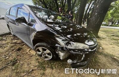 疑毒駕肇事！自小客撞機車落跑丟路邊　車頭爛毀駕駛溜了