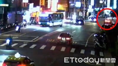 驚悚奪命瞬間！桃園BMW「過彎撞飛腳踏車」　騎士搶救無效亡