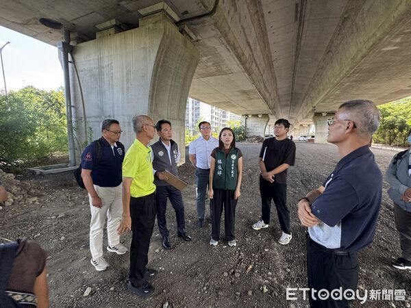 ▲立委林俊憲、市議員林依婷與相關單位，會勘南區台86線快速道路橋下籃球場規劃。（記者林東良翻攝，下同）