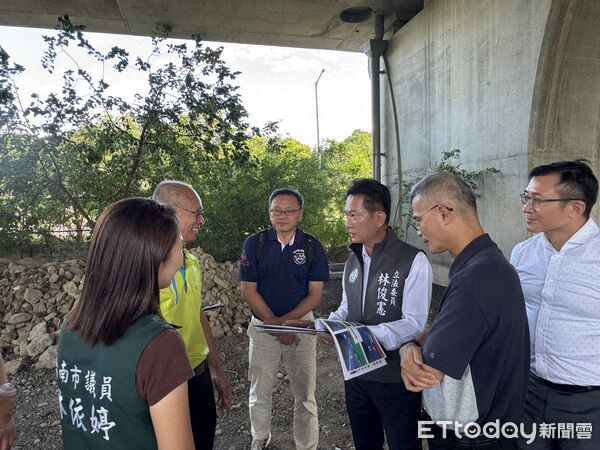 ▲立委林俊憲、市議員林依婷與相關單位，會勘南區台86線快速道路橋下籃球場規劃。（記者林東良翻攝，下同）