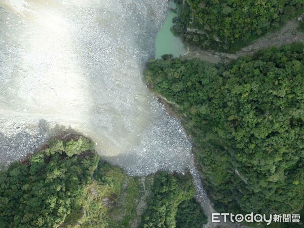 ▲▼萬里溪堰塞湖推估蓄水量約達總庫容量的87.08%，湖水位距離可能溢流口約3.84公尺。（圖／花蓮分署提供，下同）