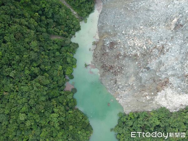 ▲▼萬里溪堰塞湖推估蓄水量約達總庫容量的87.08%，湖水位距離可能溢流口約3.84公尺。（圖／花蓮分署提供，下同）