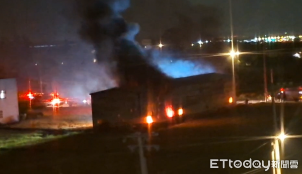 ▲▼桃園大園鐵皮工廠大火！1樓廠房爆炸全面燃燒&hellip;「蕈狀雲」恐怖畫面曝。（圖／記者沈繼昌翻攝）