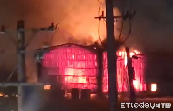 ▲▼桃園大園鐵皮工廠大火！1樓廠房爆炸全面燃燒&hellip;「蕈狀雲」恐怖畫面曝。（圖／記者沈繼昌翻攝）