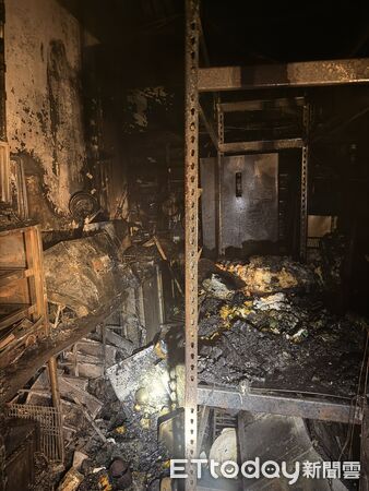 ▲台南東區平房暗夜驚傳火警，現場不斷竄出濃煙。（圖／記者林東良翻攝）