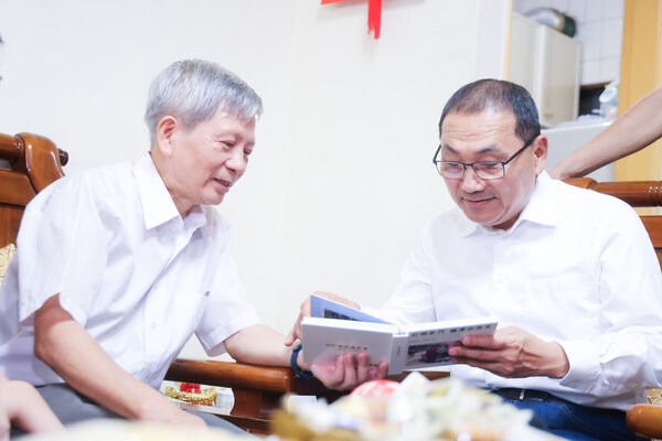 ▲24年寄養16名失依兒少 陳應興獲選新北模範父親。（圖／新北市新聞局提供）
