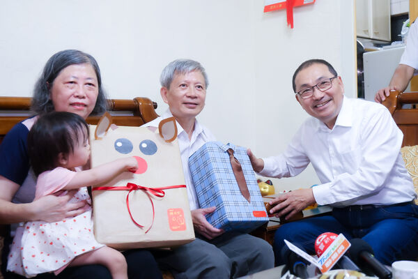 ▲24年寄養16名失依兒少 陳應興獲選新北模範父親。（圖／新北市新聞局提供）