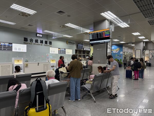 ▲▼巴威颱風遠離，金門尚義機場13日晚間仍有旅客滯留等待候補返台。（圖／記者鄭逢時攝）