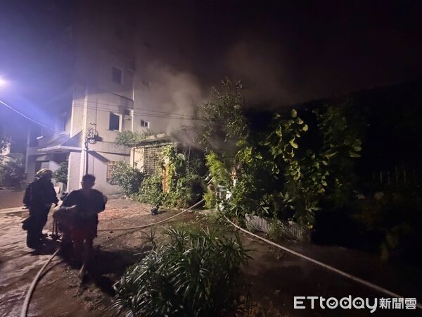 ▲台南東區平房暗夜驚傳火警，現場不斷竄出濃煙。（圖／記者林東良翻攝，下同）