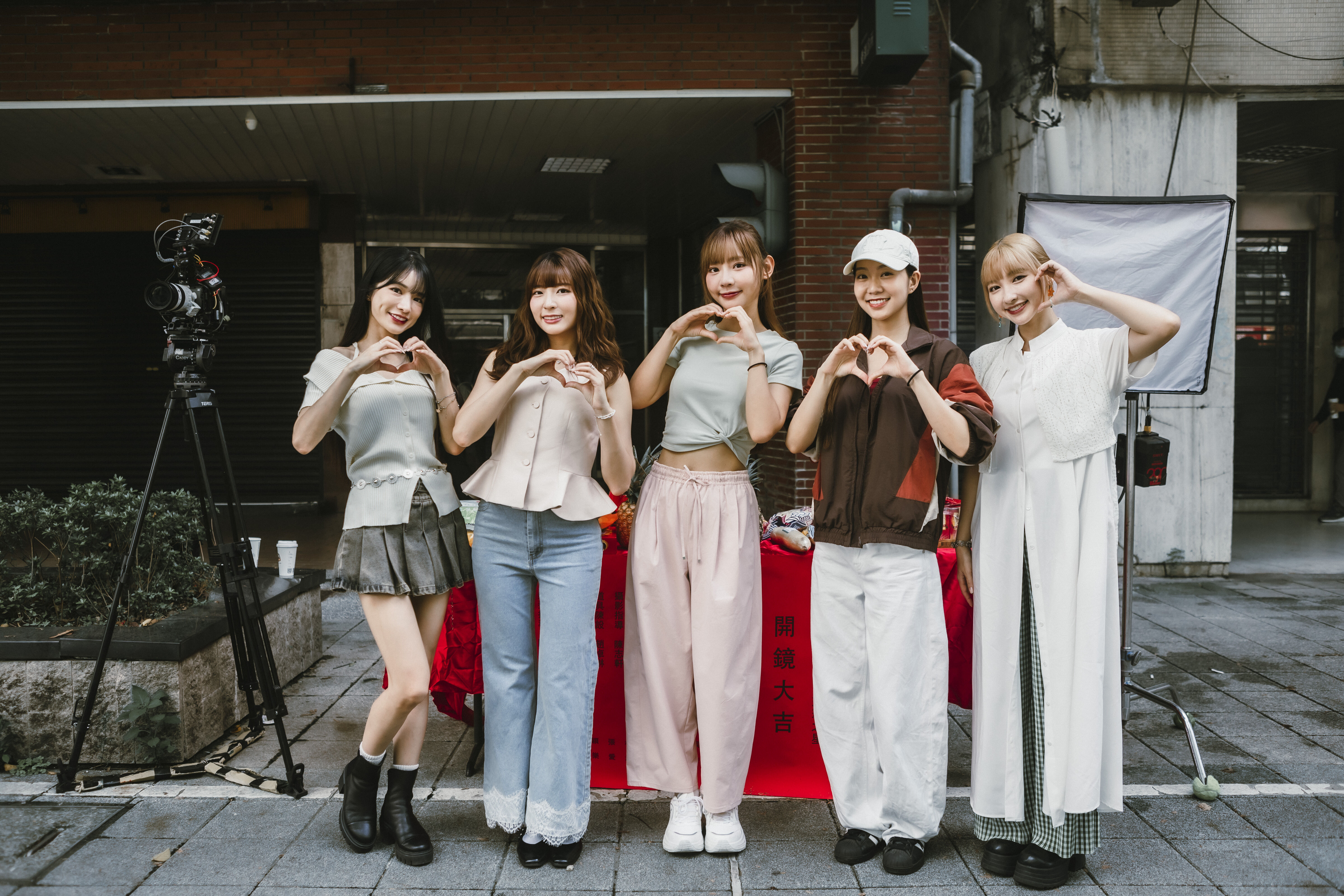 ▲九位啦啦隊女神合體《應援帝國，璀璨之星》。（圖／原來娛樂提供）