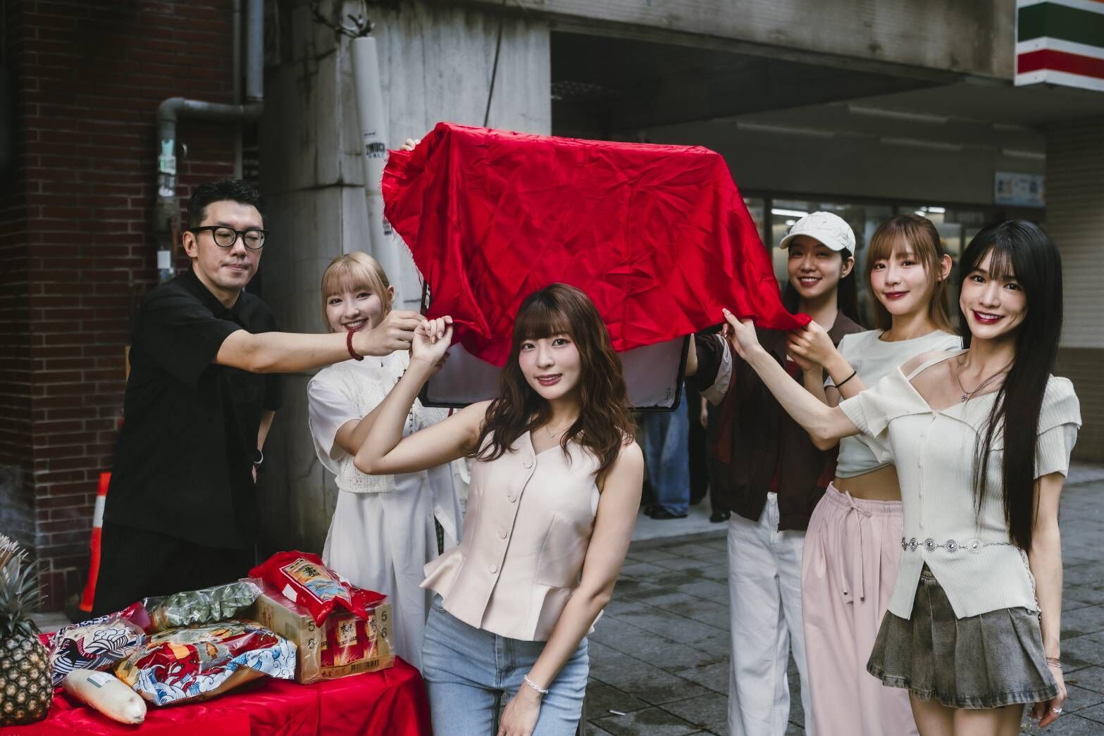 ▲九位啦啦隊女神合體《應援帝國，璀璨之星》。（圖／原來娛樂提供）