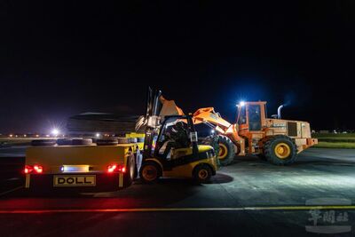 空軍夜間跑滑道搶修　彈坑填補重新建立航空器起降