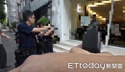 畫面曝光！新竹教授砍死妹夫拒放刀　警近距離舉槍對峙「連開4槍」