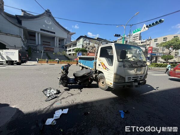 ▲▼馮男騎機車載女友，遭徐男開貨車攔腰撞上。（圖／記者陸運陞翻攝）