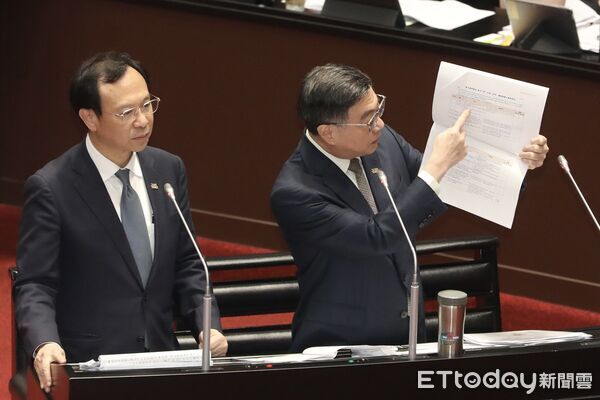 ▲行政院長卓榮泰、衛福部長石崇良赴立法院院會就中聯油脂大豆沙拉油事件及食安監管機制缺失檢討專案報告並備詢 。（圖／記者劉耿豪攝）