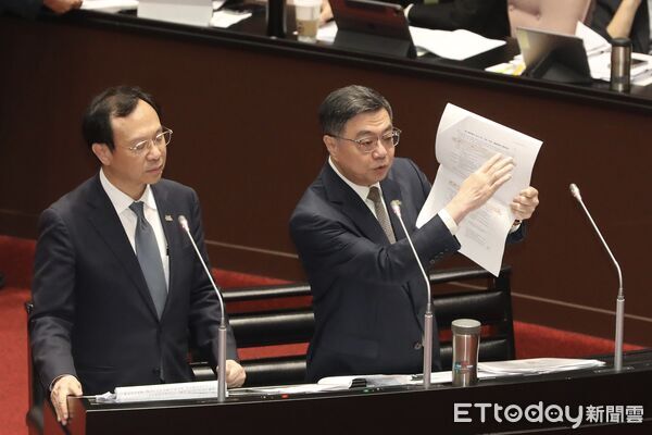 ▲▼行政院長卓榮泰、衛福部長石崇良赴立法院院會就中聯油脂大豆沙拉油事件及食安監管機制缺失檢討專案報告並備詢 。（圖／記者劉耿豪攝）