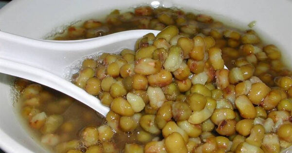 炎炎夏日，不少民眾習慣喝綠豆湯消暑解熱，但若飲用方式不當，恐對健康造成影響。（示意圖／報系資料照）
