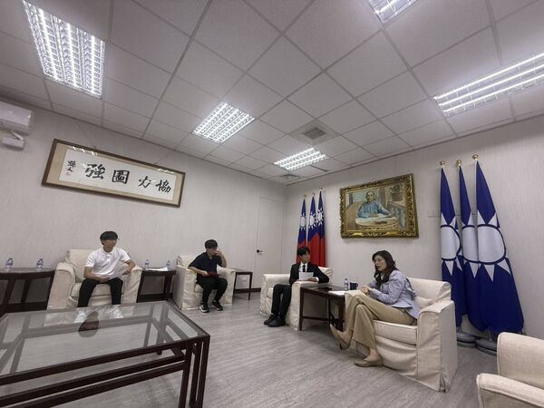 ▲鄭麗文接受東山高中三位同學訪問。（圖／國民黨提供）
