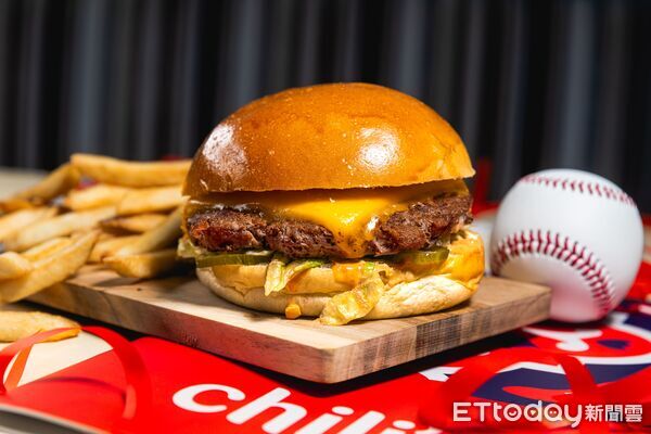 ▲美式餐飲品牌「Chili`s」再度與味全龍合作，除了「胃全龍ㄟ堡」再度回歸。（圖／赫士盟提供）