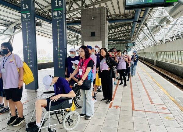 ▲高鐵桃園站傳愛圓夢，助弱勢學員遊台中