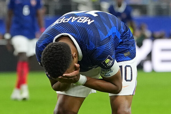 ▲法國隊頭號巨星姆巴佩（Kylian Mbapp&eacute;）難過掩面。（圖／達志影像／美聯社）