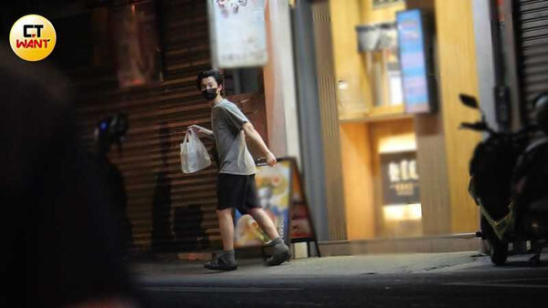 熱戀不退燒1／吳慷仁低調現身醫院美食街　邵雨薇摟腰甜蜜牽手