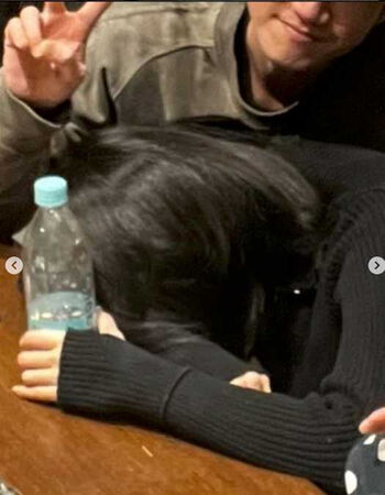 熱戀不退燒1／吳慷仁低調現身醫院美食街　邵雨薇摟腰甜蜜牽手