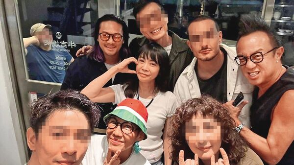 生前黃大煒（後排右一）、Vicky（前排左二）和柴智屏（後排左二）等人經常聚會， POLO（後排左一）也會出席，但知情人士說近期只有POLO陪伴Vicky。（翻攝自黃大煒臉書）