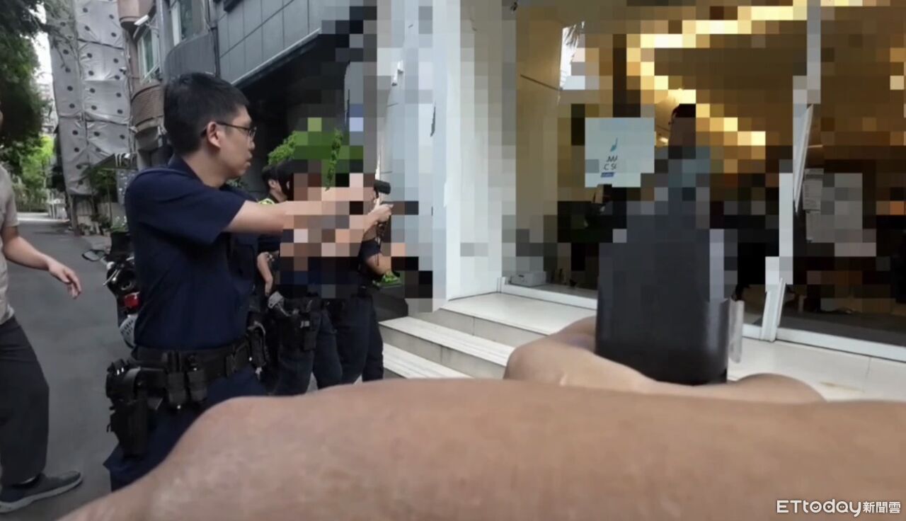 畫面曝光!新竹教授砍死妹夫拒放刀 警近距離舉槍對峙「連開4槍」 | ETtoday社會新聞 | ETtoday新聞雲
