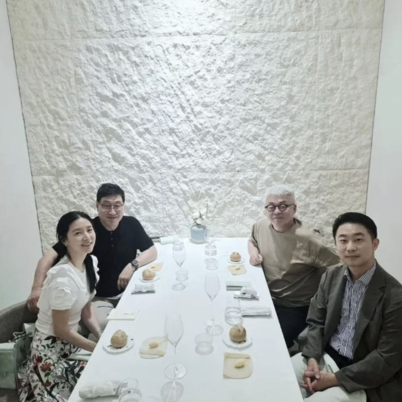 ▲▼ 李英愛與大20歲老公合照！夫妻同步逆生長　韓網嚇瘋：這是75歲。（圖／翻攝自李英愛IG）