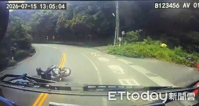 重機騎士北宜過彎自摔!人車噴對向 大車司機神反應沒出人命