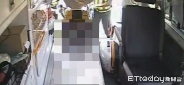 ▲▼2名學生被撞後受傷嚴重，經救護人員現場緊急處理後送醫急救。（圖／消防局提供，下同）