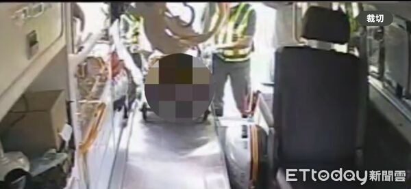▲▼2名學生被撞後受傷嚴重，經救護人員現場緊急處理後送醫急救。（圖／消防局提供，下同）