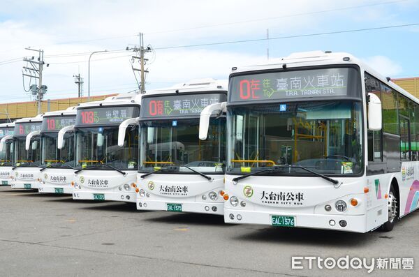▲統聯客運採購36輛金龍電動公車，首批6輛率先投入台南市區公車0、6及103路營運。（記者林東良翻攝，下同）