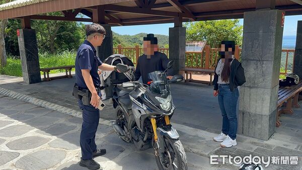 ▲員警以英語協助兩名菲律賓籍旅客處理大型重型機車故障問題。（圖／記者楊晨東翻攝）