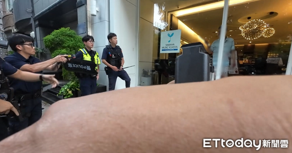 ▲新竹市東區三民路音樂教室命案，美籍林姓教授持刀與警對峙。（圖／記者邱中岳翻攝，下同）