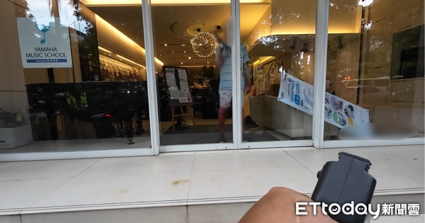 ▲新竹市東區三民路音樂教室命案，美籍林姓教授持刀與警對峙。（圖／記者邱中岳翻攝，下同）