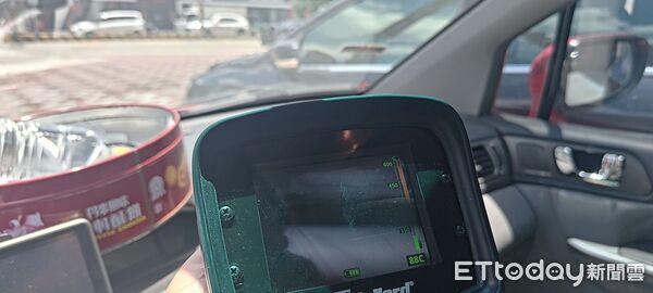▲▼天氣炎熱，透明寶特瓶放車上釀災。（圖／記者唐詠絮翻攝）